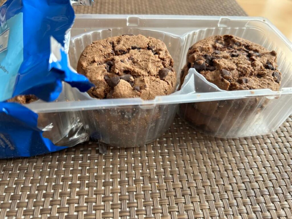 Biscotto American Cookies Double Chocolate geöffnet in Verpackung seitliche Ansicht